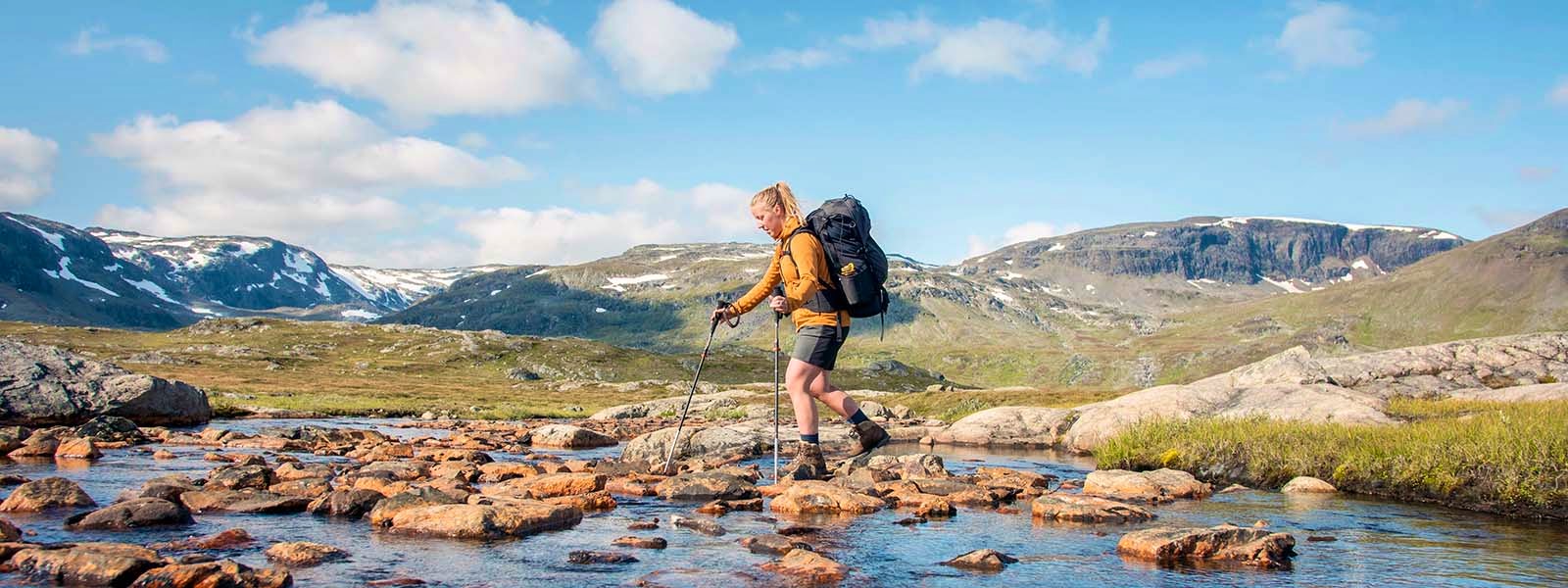 Kvinna vandrar i bäck