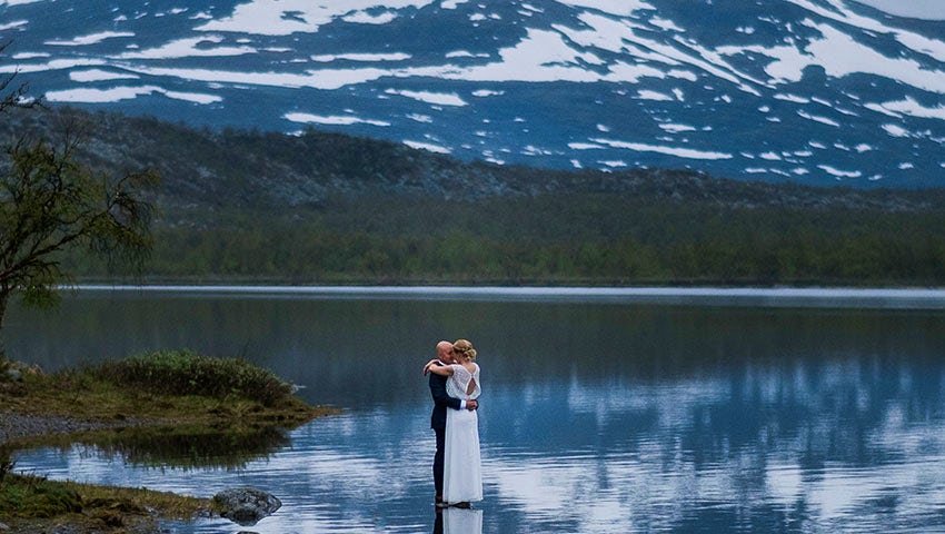 A wedding couple in the Swedish mountains.