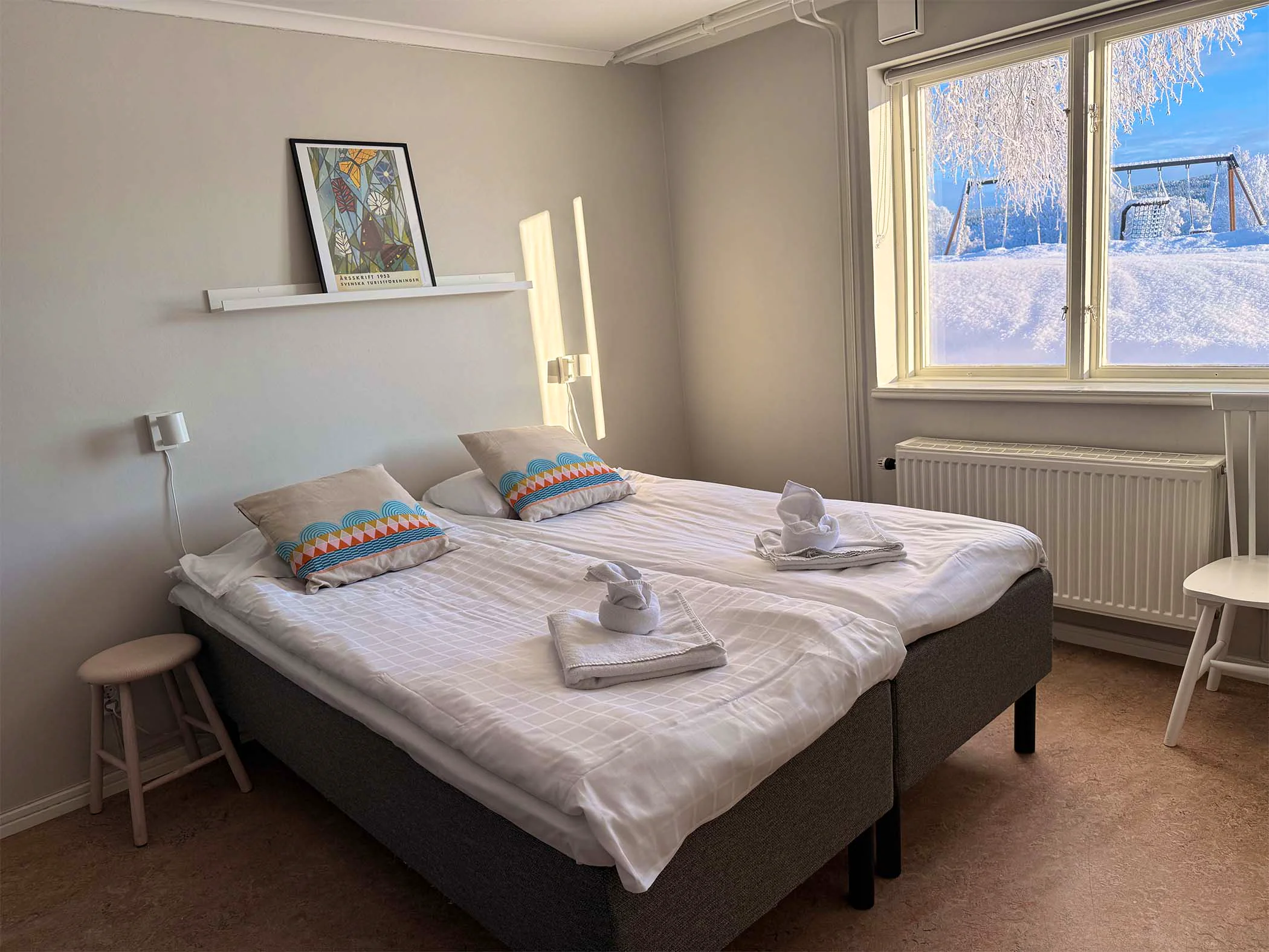 A bed in a hotel room at Undersvik Gårdshotell.