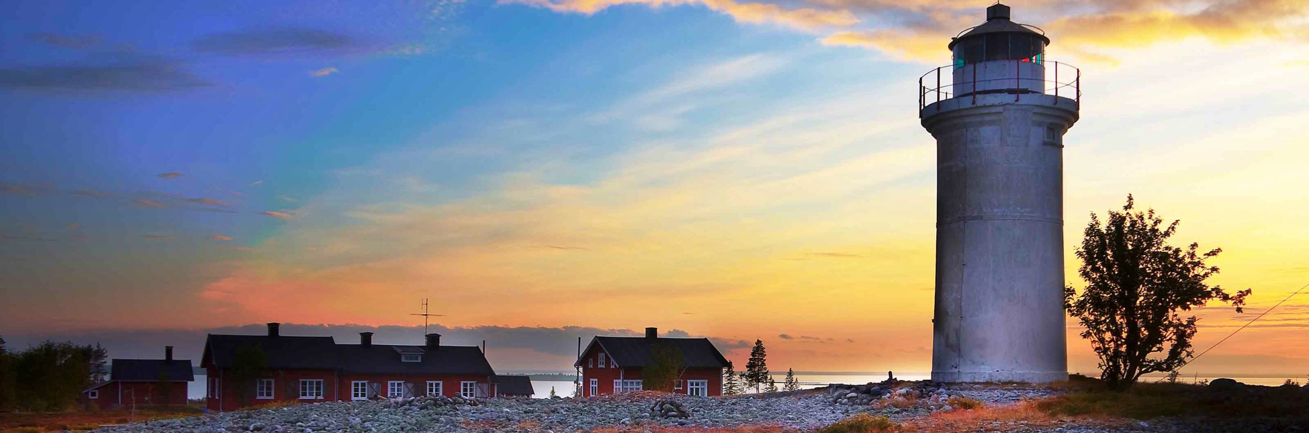 The lighthouse of STF Stora Fjäderägg Hostel in a sunset.