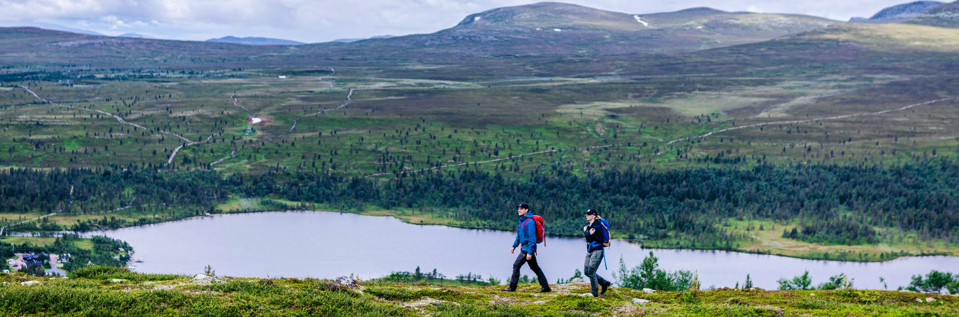 Two people hiking in the mountains in Grövelsjön. 