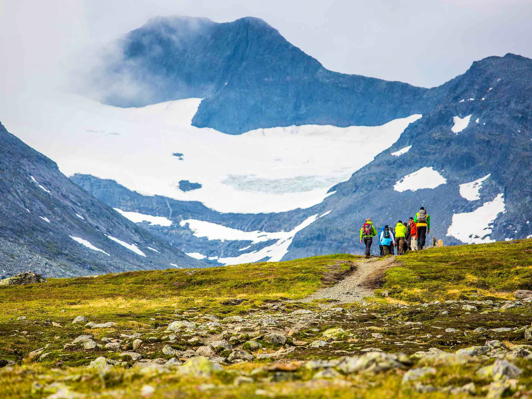 People hiking towards the Sylarna summit.