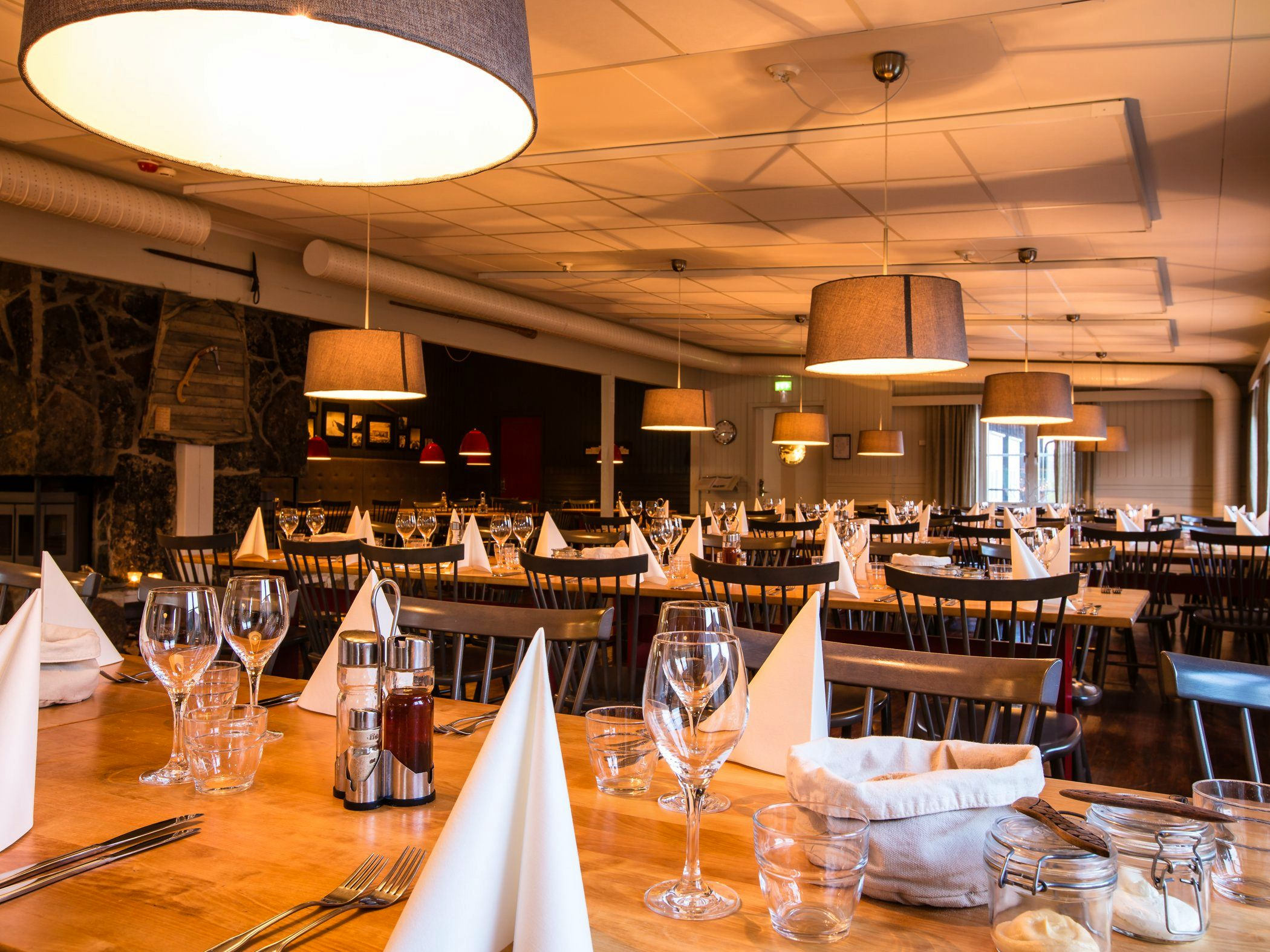 A dining room with a lot of tables and chairs.
