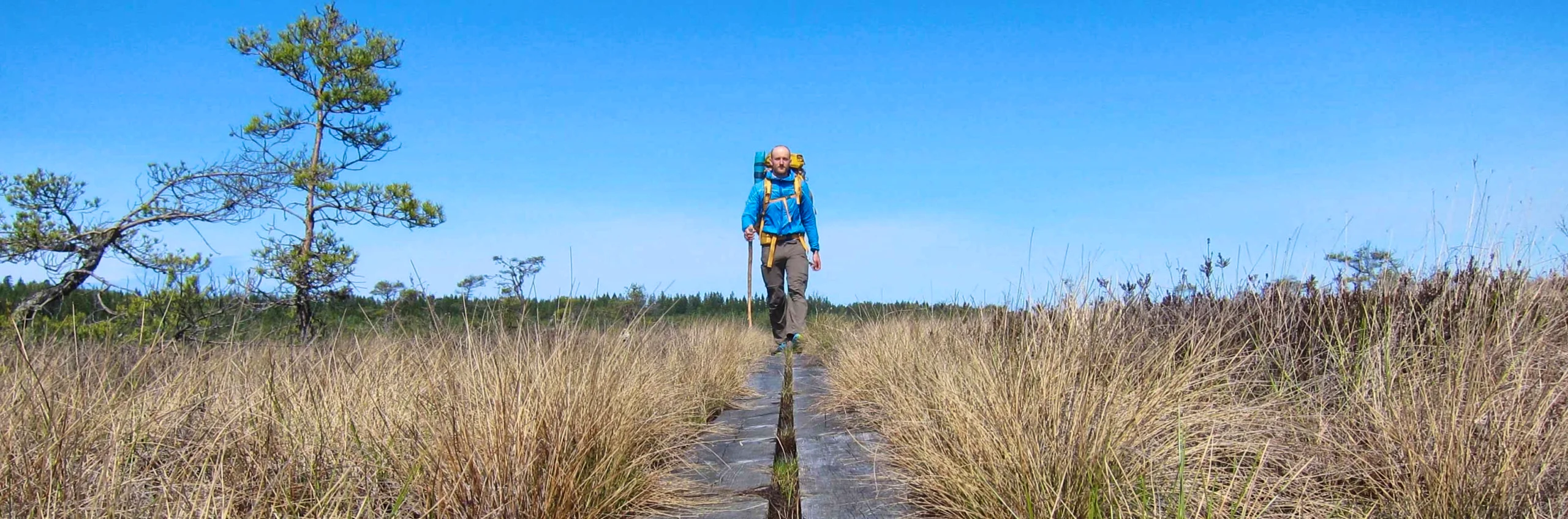 A man walking on a board walk i Signaturled Store Mosse.
