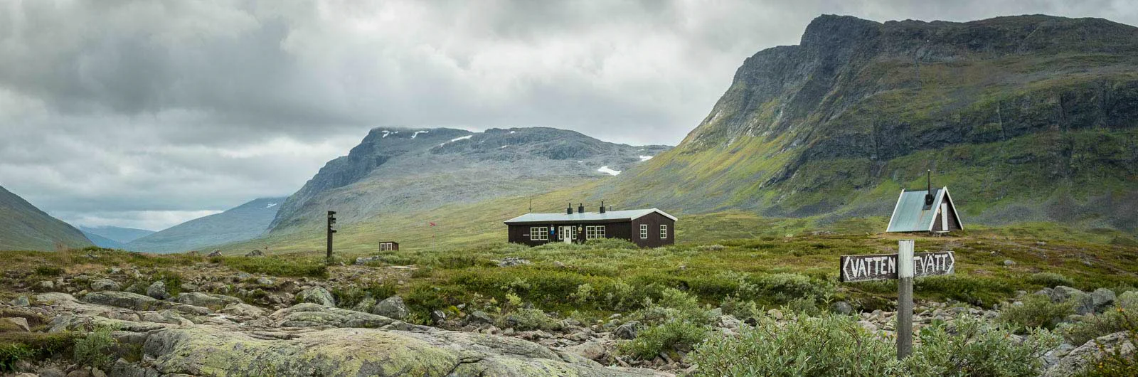 STF Singi mountain cabin with mountains in the background.