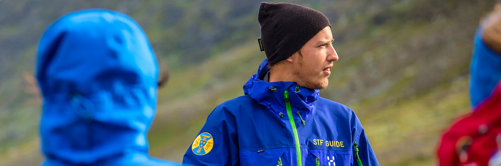A mountain guide talks to a group of hikers.