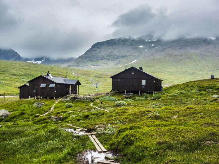 Viterskalet mountain cabin in wet and misty weather.
