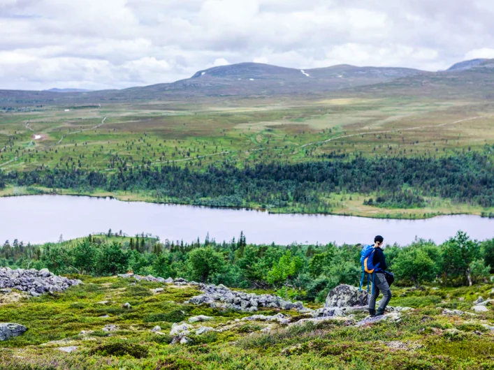 Hiking with a view over Grövelsjön.